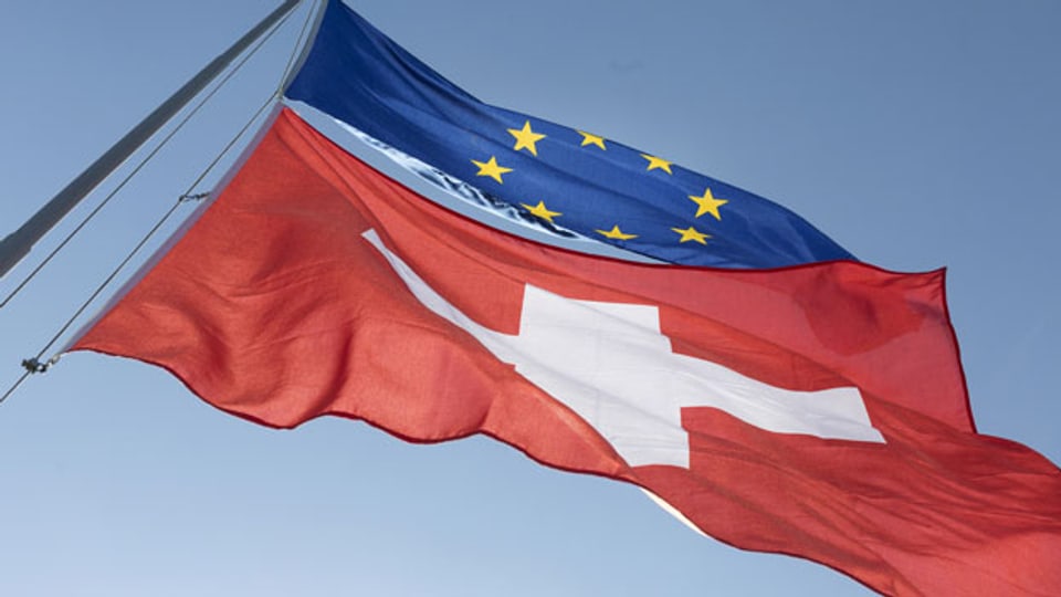 Symbolbild. Die Fahnen der EU und der Schweiz.