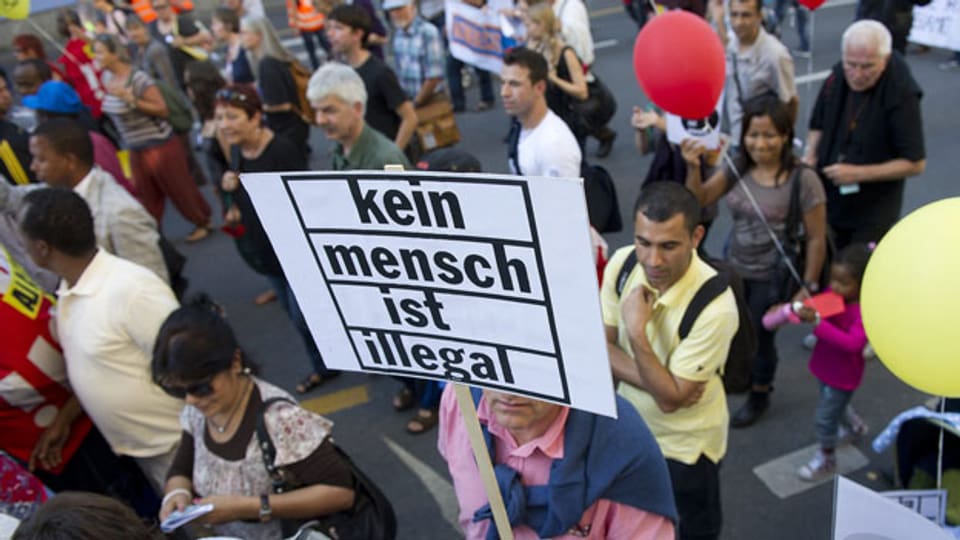 Einige 1'000 Leute nehmen an der gesamtschweizerischen Grossdemo für die Sans-Papier im Jahre 2011 teil.