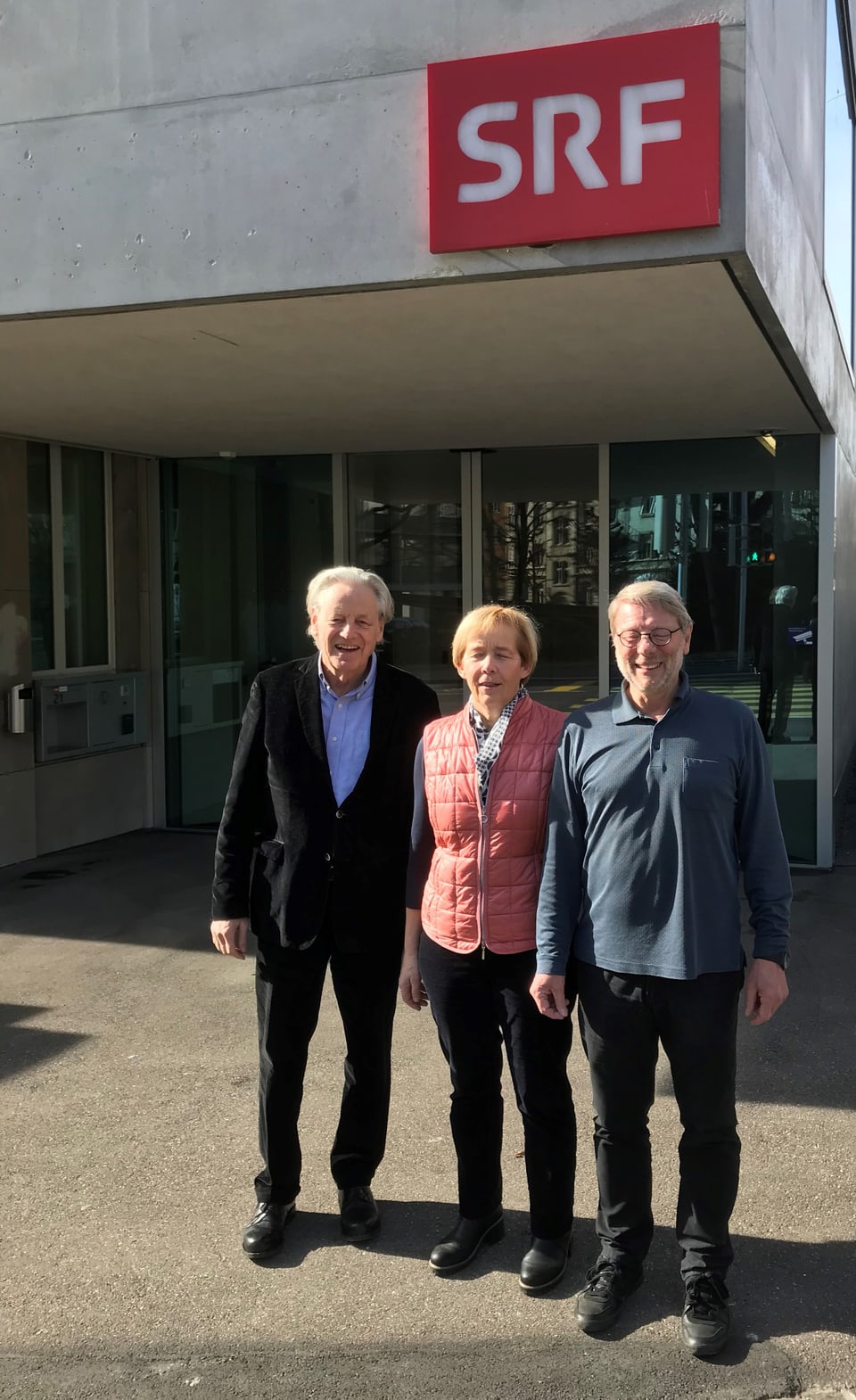 Thomas Held (links), Dora Andres, Daniele Piazza vor dem SRF-Radiostudio in Bern
