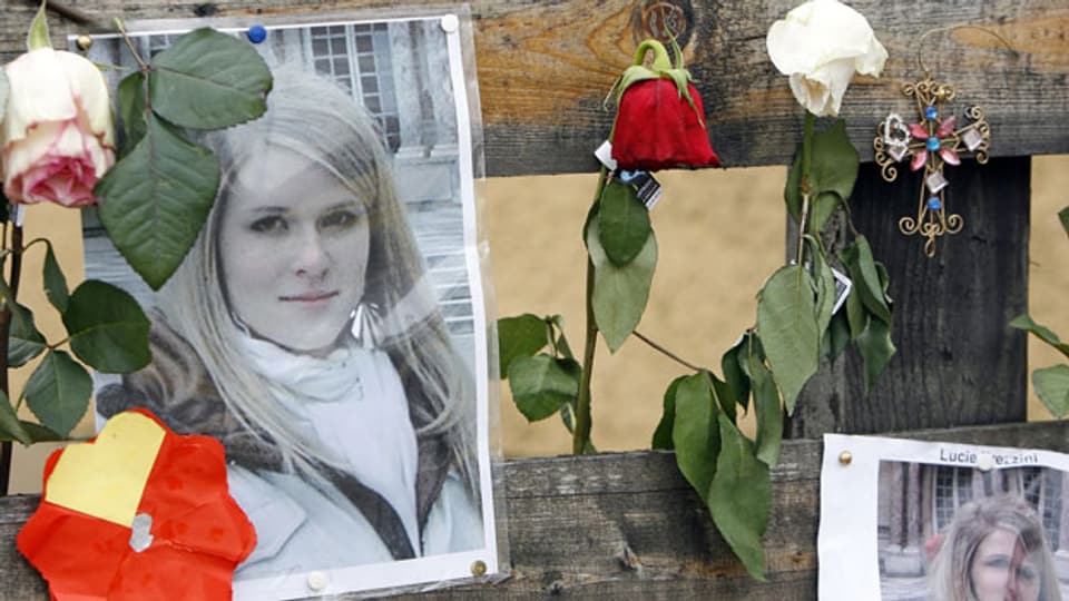 Kerzen, Blumen und Briefe zum Gedenken an Lucie Trezzini, vor dem Haus, in dem sie am 14.3.2009 umgebracht wurde.