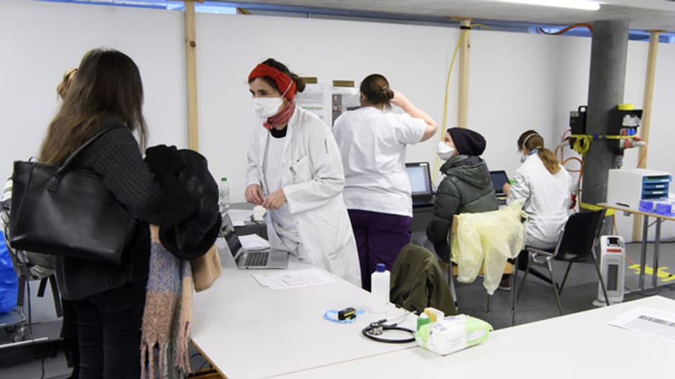 Im Berner Inselspital kümmert sich das Personal um Menschen, welche Informationen zum Coronavirus einfordern.