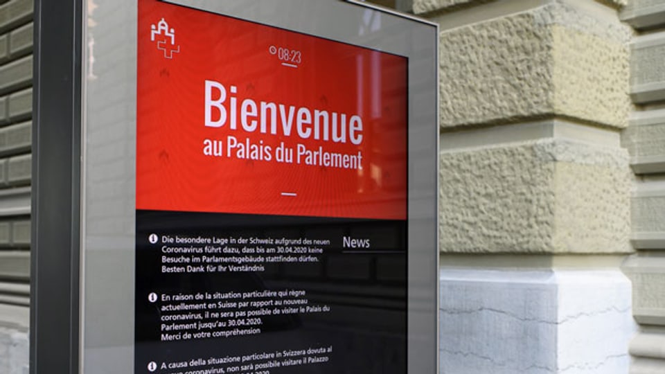 Bundeshaus Bern: Ein Bildschirm informiert, dass bis am 30. April 2020 keine Besuche im Parlamentsgebäude stattfinden.