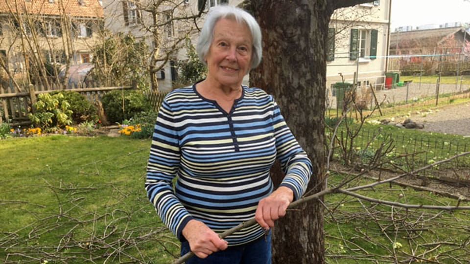 Die 89-Jährige Anni Selot in ihrem Garten in Bern.
