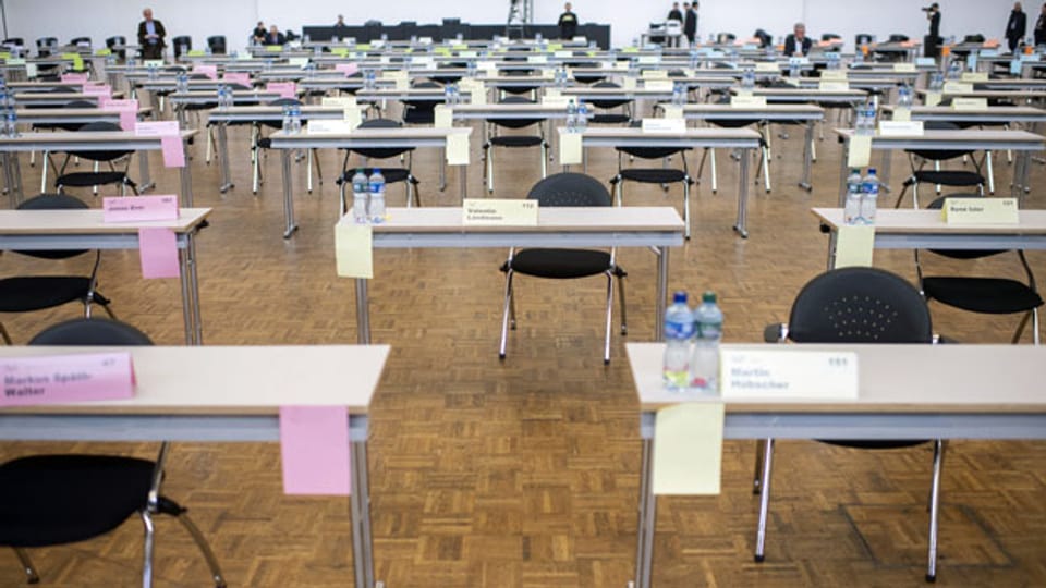 Blick auf die leeren Tische des Zürcher Kantonsrates, der wegen der Corona-Krise der in der Messe in Zürich tagt.