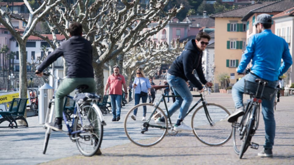 Leute geniessen am Wochenende das schöne Wetter an der Uferpromenade von Ascona. Der Bundesrat und die Tessiner Regierung hatten schon für das vergangene Wochenende explizit dazu aufgerufen, nicht ins Tessin zu fahren. Dies gelte nach wie vor auch über Ostern.