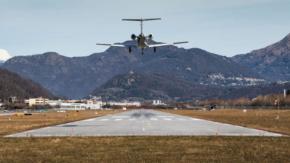 Ein Flugzeug landet auf dem Flughafen Lugano-Agno im Tessin.