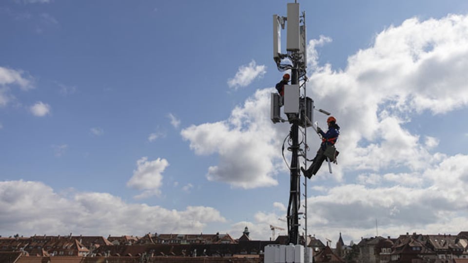 Swisscom installiert eine 5G-Antenne in Bern.