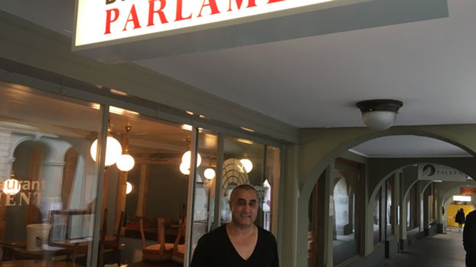 Hasim Sönmez vor seinem Restaurant in der Berner Altstadt.
