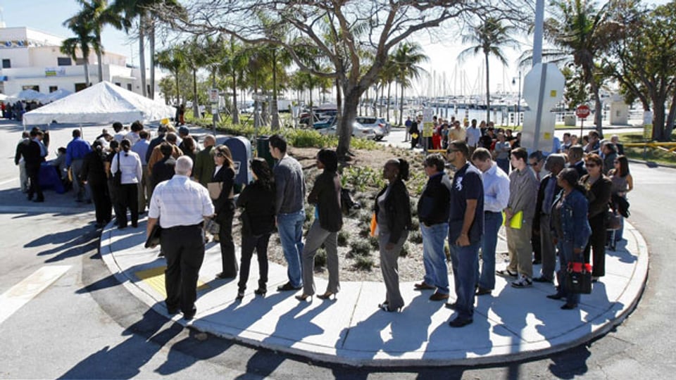 Arbeitslose in Florida stehen Schlange vor den Arbeitsämtern.