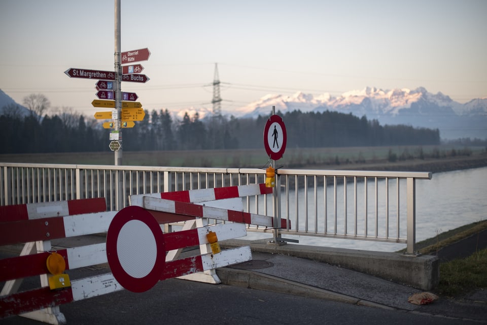 An der geschlossenen Grenze zwischen der Schweiz und Österreich im Sankt Galler Rheintal