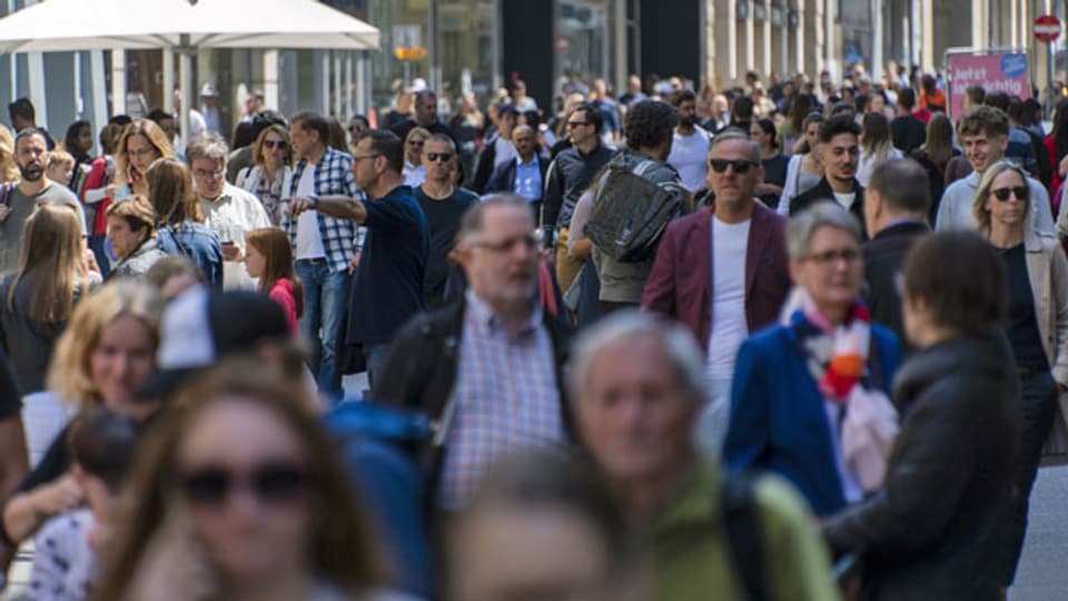 Die dicht bevölkerte Einkaufsmeile Freie Strasse in Basel am Samstag, 16. Mai 2020.