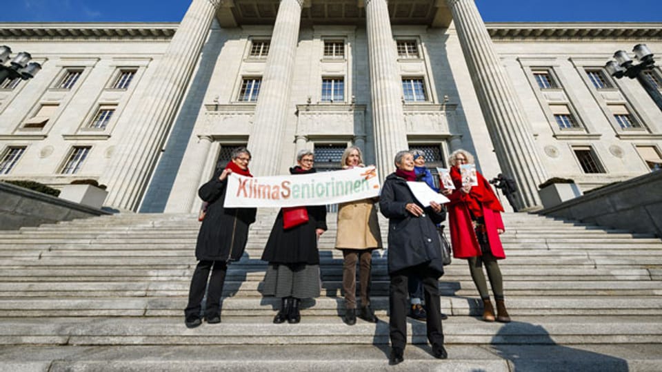 Mitglieder des Vereins KlimaSeniorinnen Schweiz reichen beim Bundesverwaltungsgericht im Januar 2019 eine Beschwerde ein.