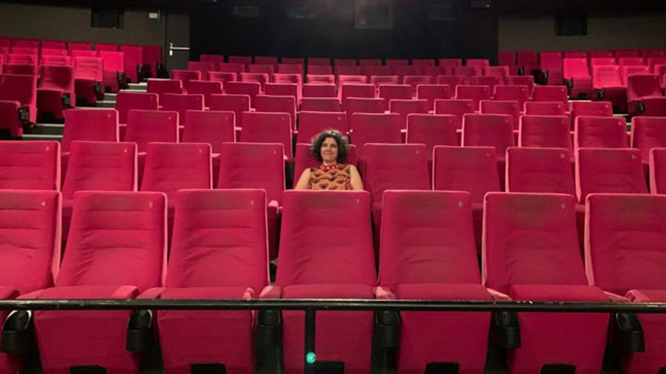 Die Kino-Betreiberin Edna Epelbaum im grossen Saal des Kino Rex in Biel.