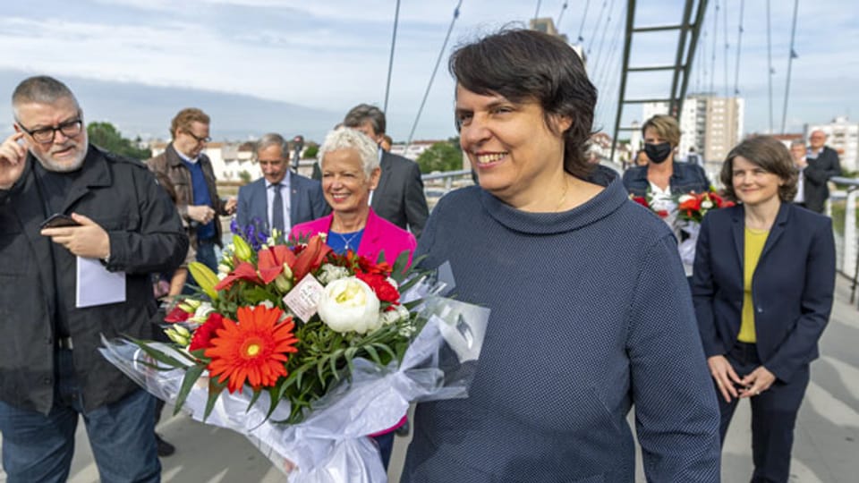 Elisabeth Ackermann, Regierungspräsidentin Basel-Stadt, an einem symbolischen Treffen auf der Dreiländerbrücke zur Wiedereröffnung der Grenzen.