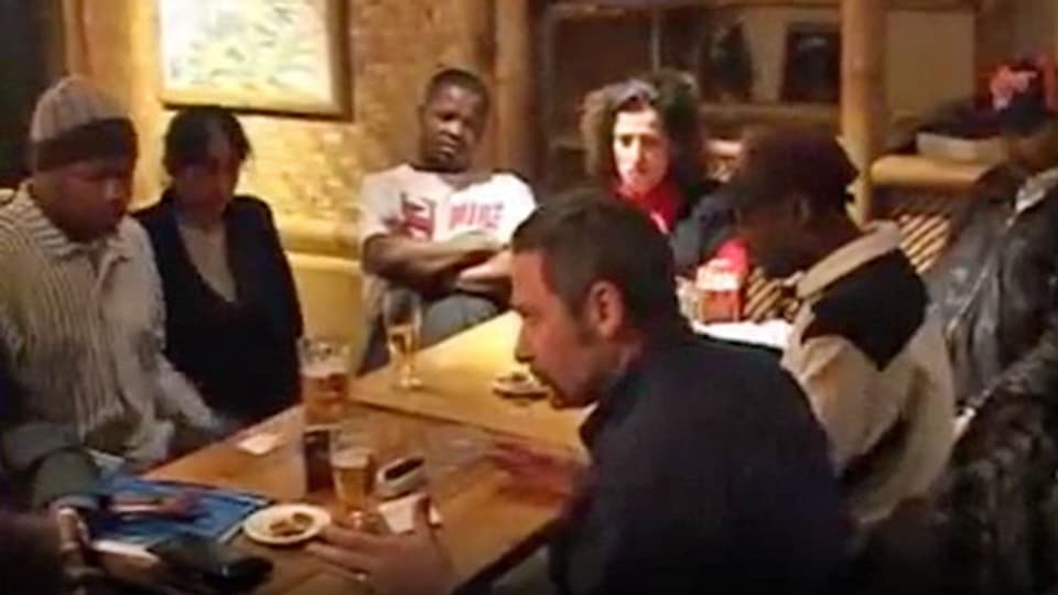 Filmausschnitt aus «Pas le flics, pas les Noirs, pas les Blancs» von Ursula Meier aus dem Jahr 2002.