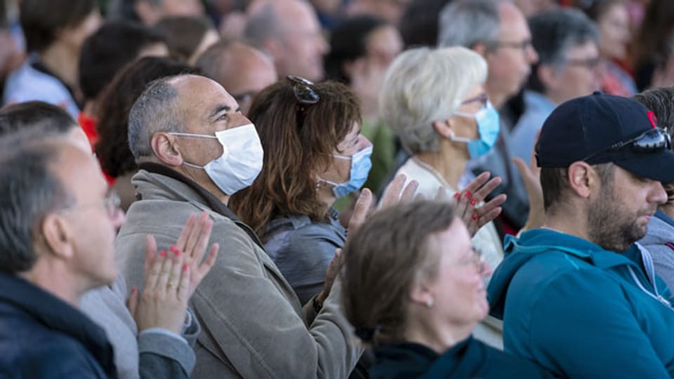 Zuschauer und Zuschauerinnen mit Gesichtsmaske am Musikfestival «Fete de la Musique» in Lausanne. Um eine zweite Welle von Covid-19-Infektionen zu verhindern, findet das Konzert mit maximal 300 Zuschauern statt.