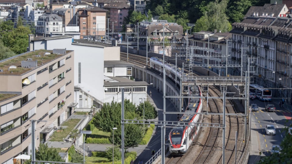Ein Zug der SBB auf der Durchfahrt an der Baselstrasse in Luzern am Dienstag, 2. Juni 2020.