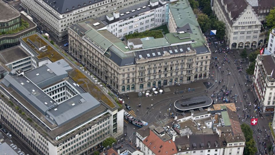 Der Paradeplatz in Zürich mit der UBS (li.) und der Credit Suisse.