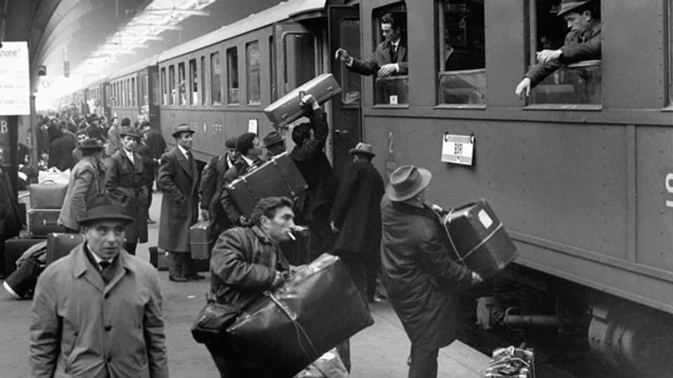 Italienische Gastarbeiter verlassen Zürich und kehren für die Festtage nach Italien zurück; aufgenommen am 12. Dezember 1964.