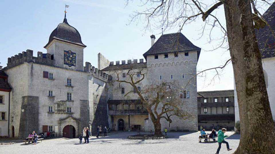 Innenhof des Schlosses Lenzburg mit Ostbastion, Palas und Turm, aufgenommen in Lenzburg im Kanton Aargau.