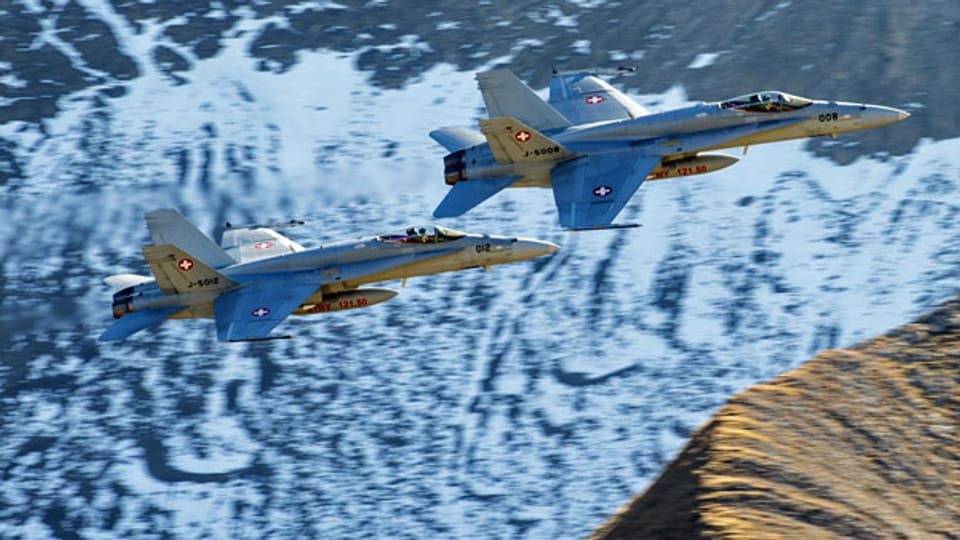 Zwei F/A-18-Kampfflugzeuge an einer Flugschau der Schweizer Luftwaffe in Axalp bei Meiringen. Symbolbilc.