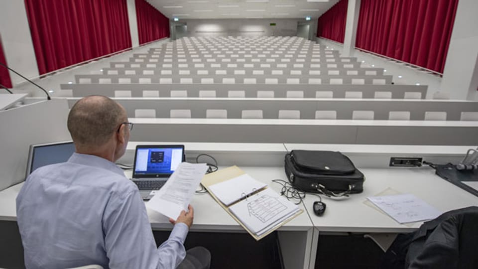 Ein Dozent bei seinem Referat im leeren Hörsaal der Universität Luzern.