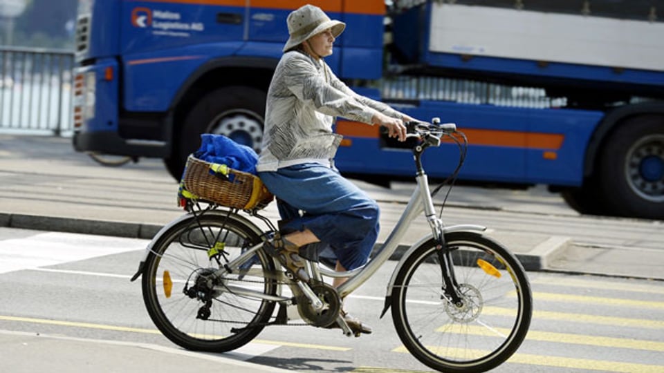 E-Bike-Fahrerin in Zürich.