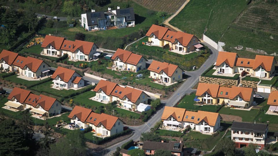 Symbolbild. Blick auf eine Einfamilienhaussiedlung in der Schweiz.