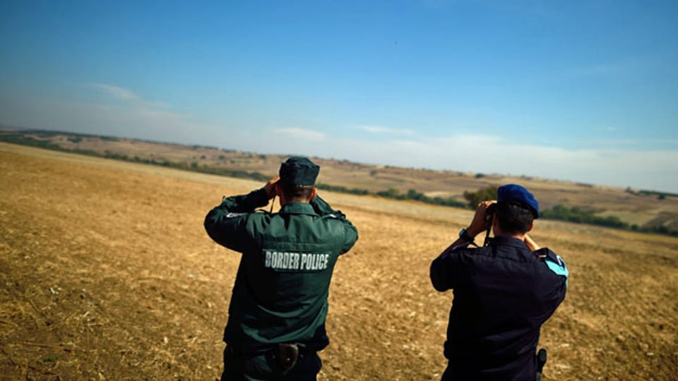Beamte der Europäischen Grenz- und Küstenwache überwachen die Grenze zwischen Bulgarien und der Türkei am Kontrollpunkt Kapitan Andreevo, Südostbulgarien. Archivbild von 2016.