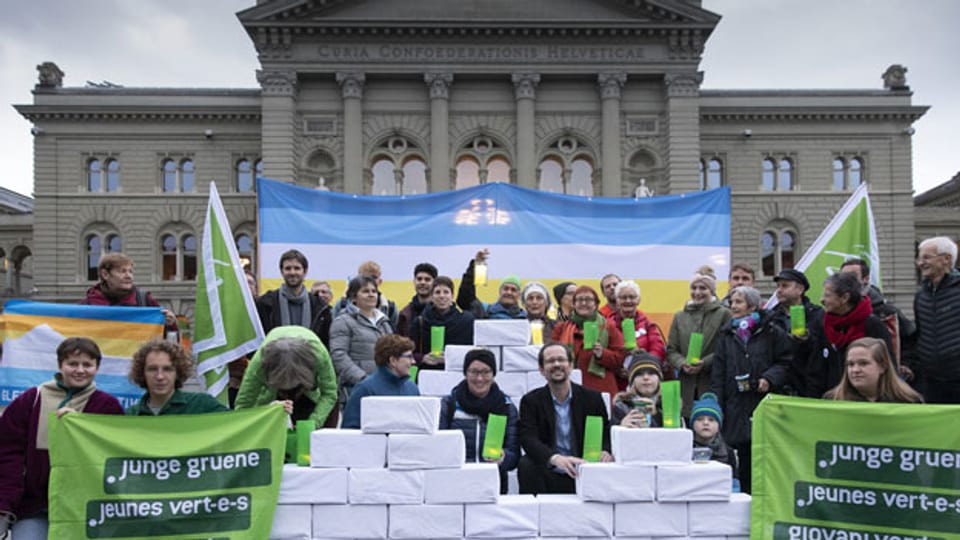 Die Grüne Partei bei der Einreichung der Gletscherinitiative am 27. November 2019.