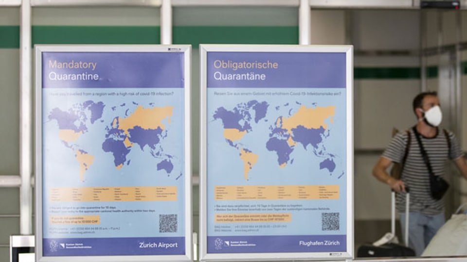 Ein Quarantäne-Plakat am Flughafen Zürich, welches zeigt, aus welchen Ländern Reise-Rückkehrer in die Quarantäne müssen.