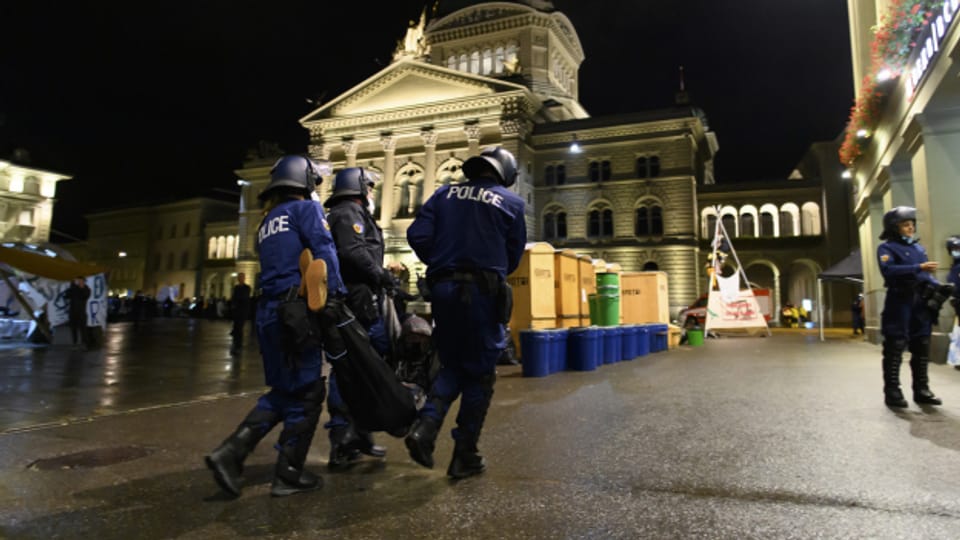 Polizisten tragen einen Klima-Aktivisten vom Bundesplatz.