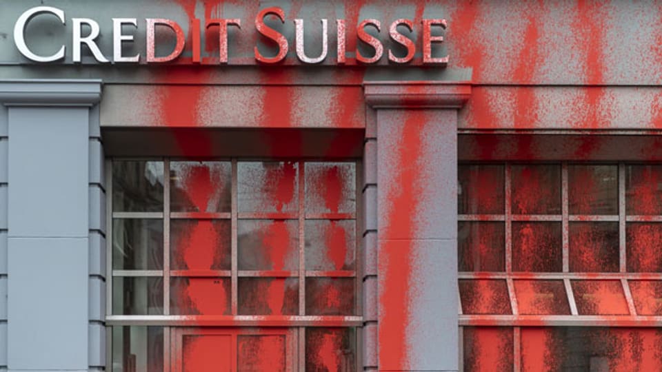 Die verschmierte Fassade einer Credit Suisse-Filiale in Genf.