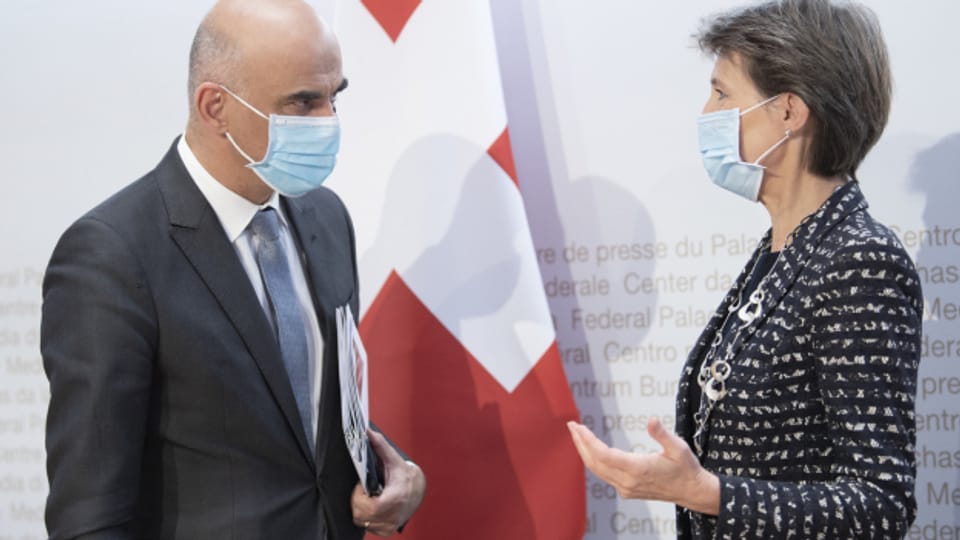 Gesundheitsdirektor Alain Berset und Bundespräsidentin Simonetta Sommaruga diskutieren am Rand der Medienkonferen