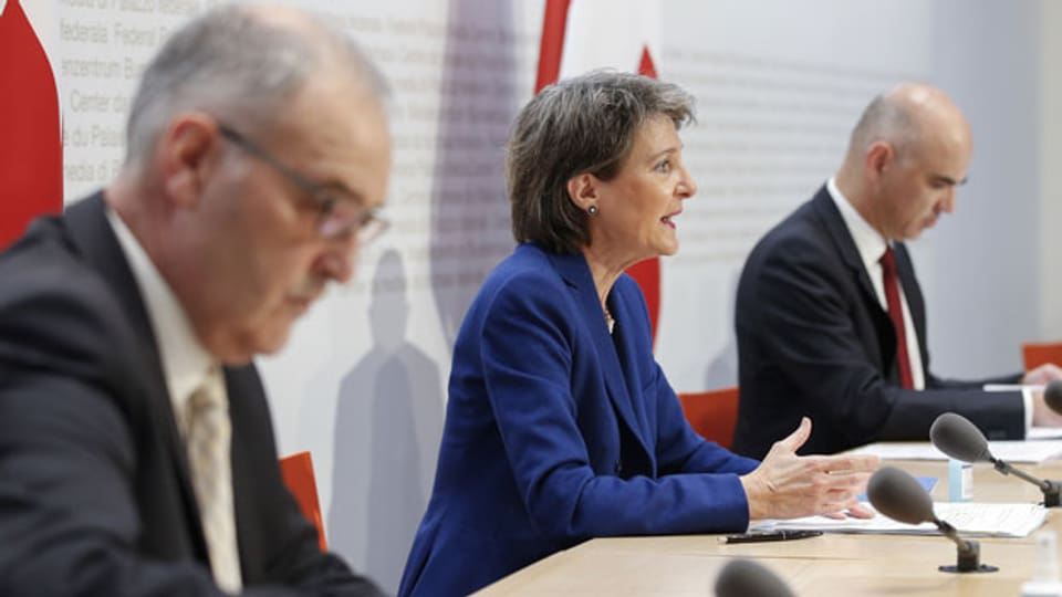 Bundesrat Guy Parmelin (links), Bundespräsidentin Simonetta Sommaruga und Bundesrat Alain Berset anlässlich der Medienkonferenz vom 28.10.2020.