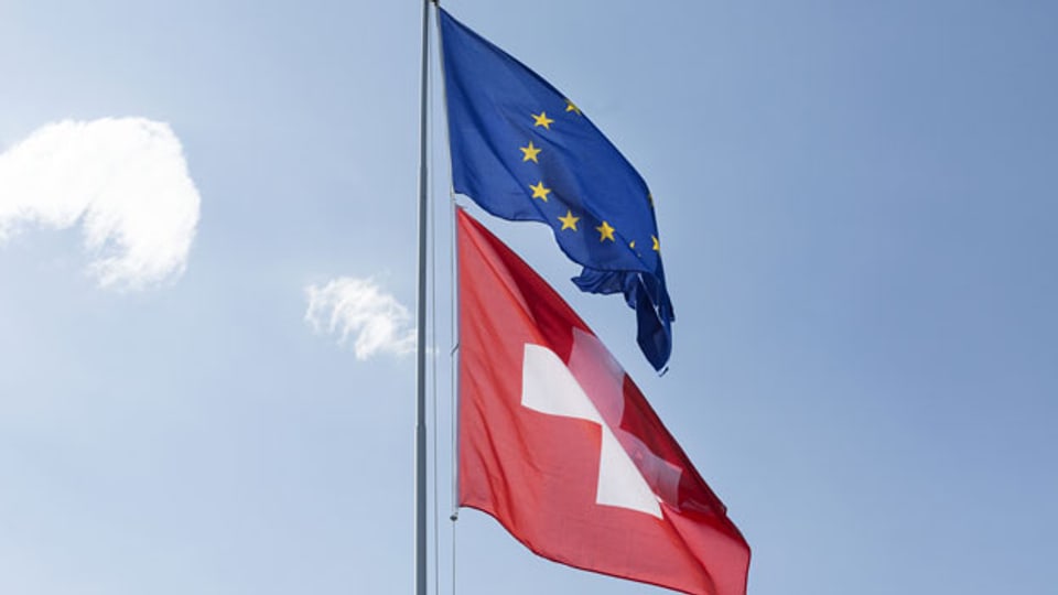 Symbolbild. Die Fahnen der Schweiz und der EU.