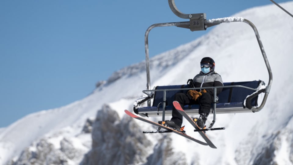 Die Schweiz startet die Skisaison, andere Alpenländer warten zu.