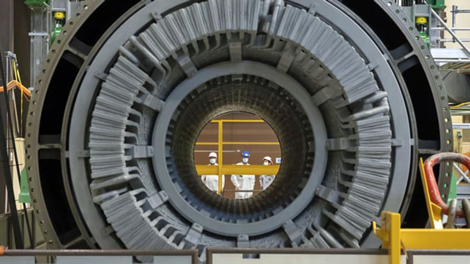 Mitarbeiter des Kernkraftwerks Mühleberg überwachen die Aushebung eines Generators aus dem Maschinenraum.