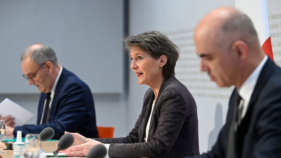 Bundespräsidentin Simonetta Sommaruga spricht an der heutigen Medienkonferenz über die neuen Corona-Massnahmen, an der Seite von Bundesrat Guy Parmelin (links) und Bundesrat Alain Berset.