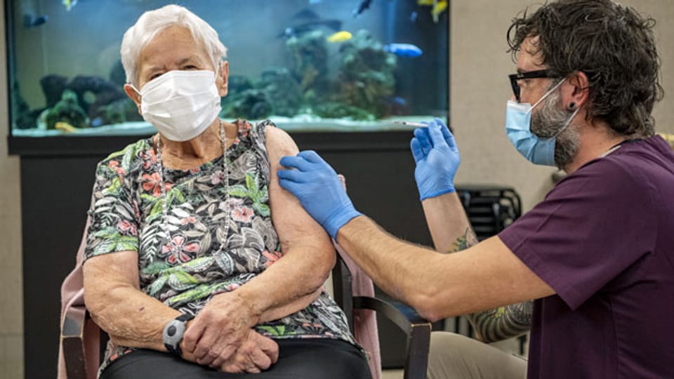 Eine über 90-jährige Frau wird in einem Pflegeheim im Kanton Luzern mit dem Impfstoff von Pfizer Biontech gegen Corona geimpft.