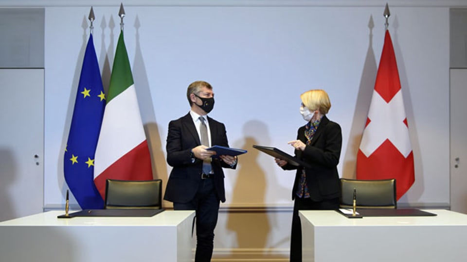 Ivan Scalfarotto, italienischer Unterstaatssekretär für auswärtige Angelegenheiten, (li.), und die Schweizer Staatssekretärin Livia Leu, rechts, nach der Unterzeichnung eines bilateralen Staatsabkommens.