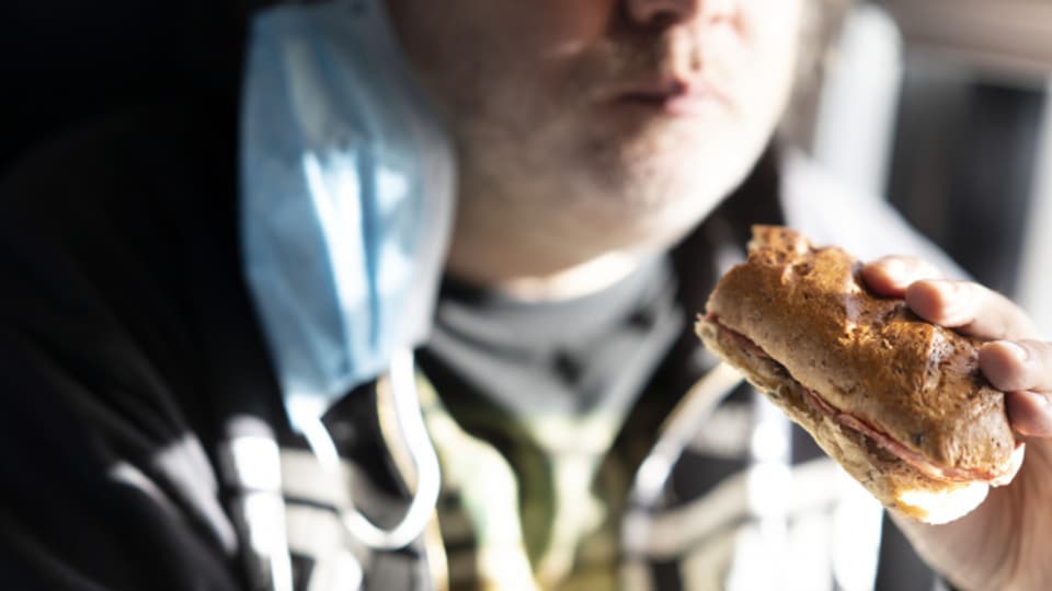 Ein schnelles Sandwich im Zug soll trotz den Corona-Massnahmen weiterhin drinliegen.