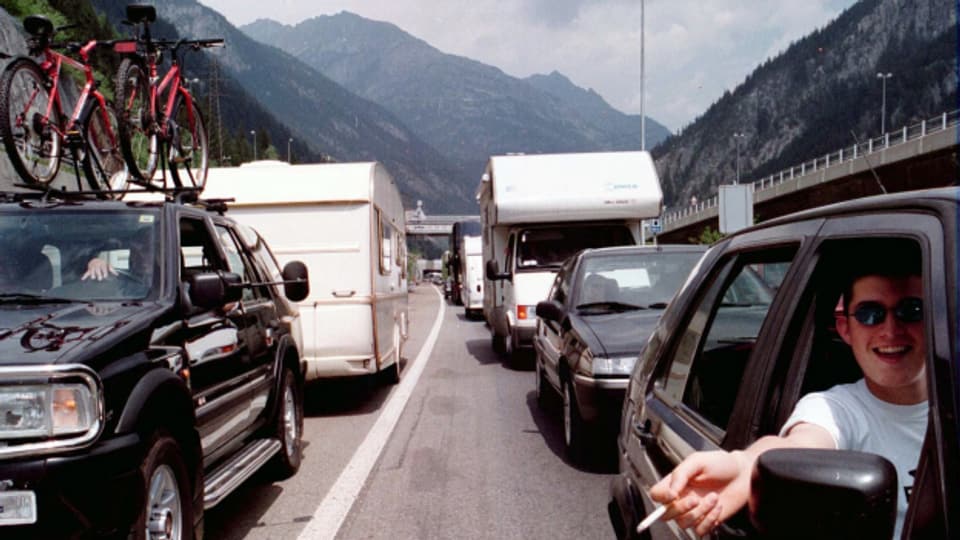 Autos und Wohnmobile stauen sich vor dem Gotthard.