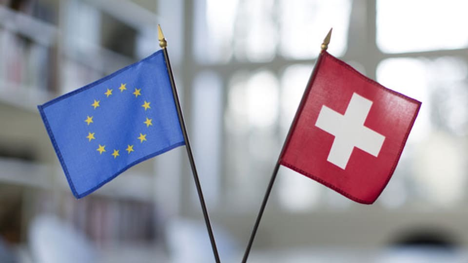 Die Fahne der Schweiz und der EU.