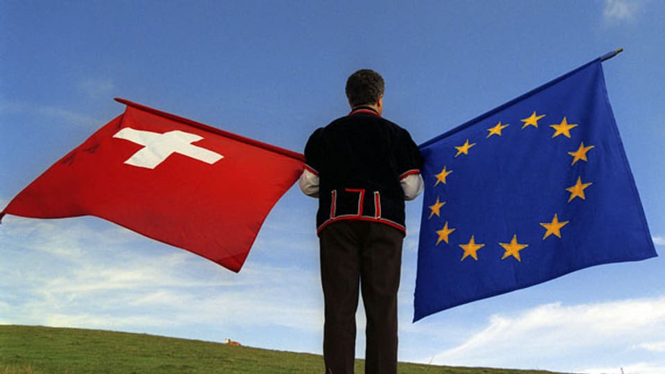 Fahnenschwinger mit der Schweizer und der EU-Fahne.