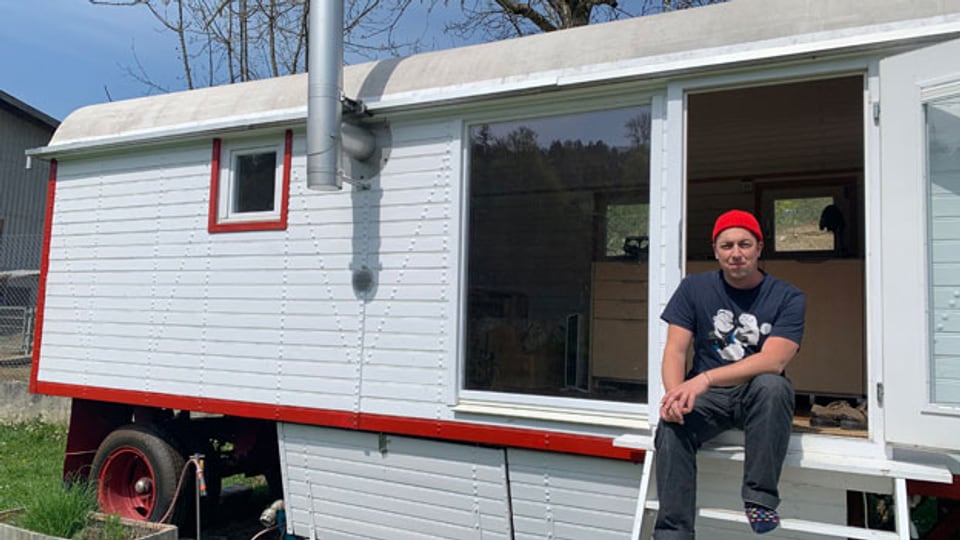 Kevin Rechsteiner in seinem Tiny House.