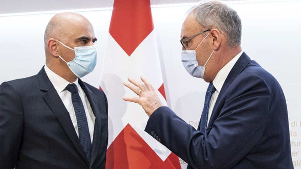 Bundesrat Alain Berset (links) und Bundespräsident Guy Parmelin an der heutigen Pressekonferenz zu Covid-19-Massnahmen.