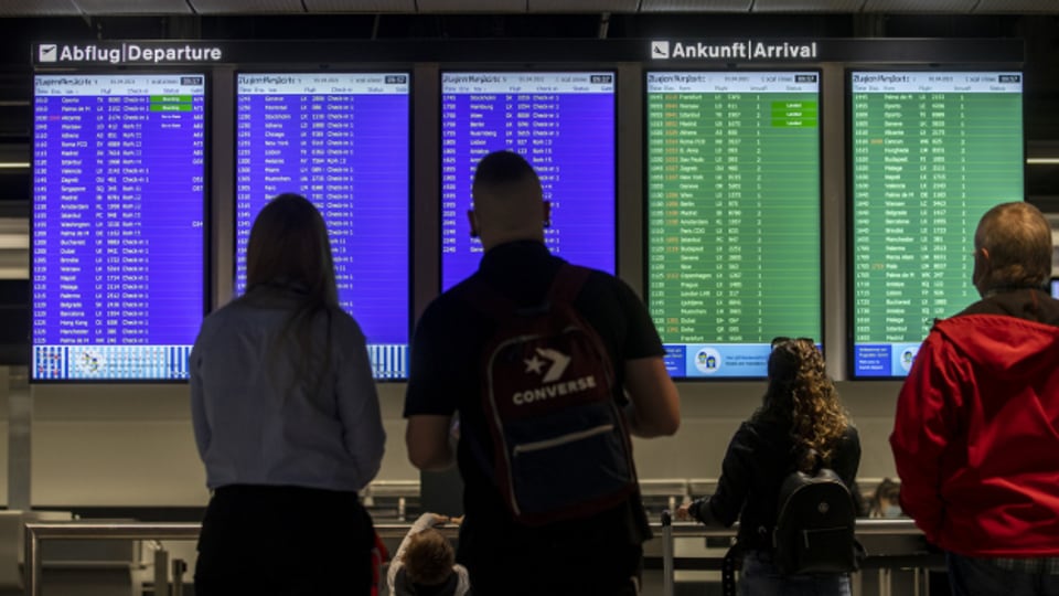 Die Bildschirme zeigen die An- und Abflüge am Flughafen Zürich.