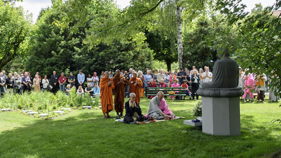 Grabfeld-Eröffnungszeremonie für Buddhistinnen und Buddhisten auf dem Bremgartenfriedhof in Bern.