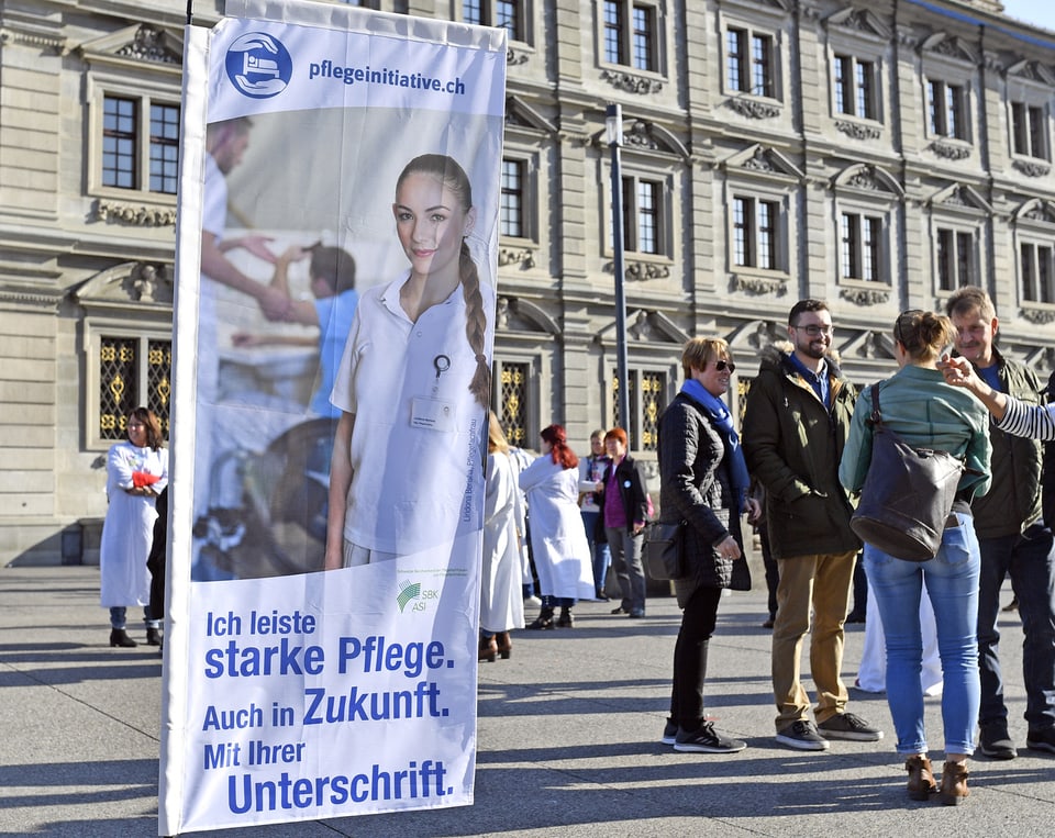 Pflegefachfrauen demonstrieren in Zuerich fuer die Pflegeinitiative am Mittwoch, 7. November 2018.